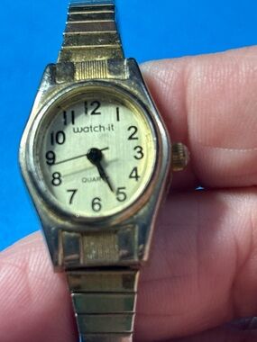 Gold Tone Women's Quartz Watch - Classic Gold